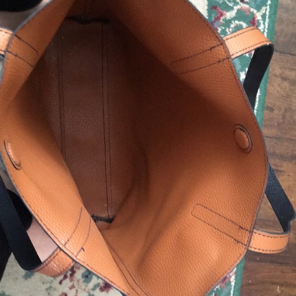 A shoulder bag - Picture 3 of 4